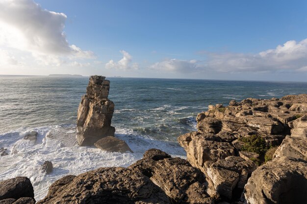 Le onde del mare si infrangono contro la carta da parati delle rocce