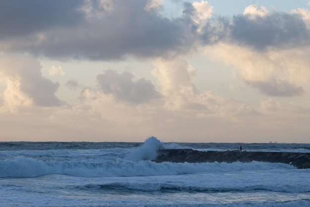 Le onde del mare si infrangono contro una sporgenza di pietra