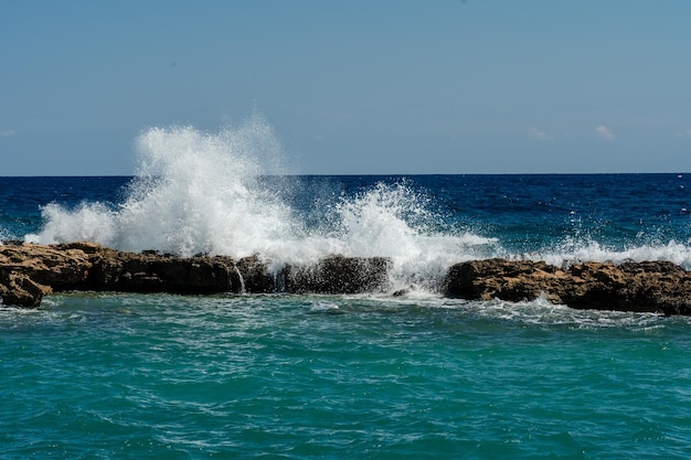 Le onde del mare si infrangono sulla roccia durante la tempesta