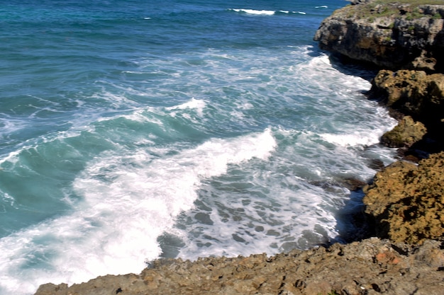 le onde del mare stanno colpendo gli scogli