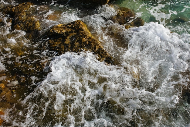 Le onde del mare sulla spiaggia sassosa di Cefalonia