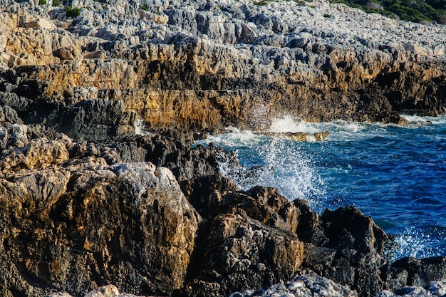 Le onde del mare sulla spiaggia sassosa di Cefalonia