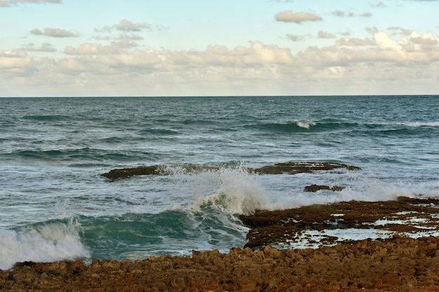 Le onde dell'Oceano Atlantico colpiscono la riva