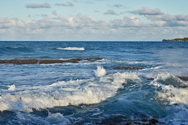 Le onde dell'Oceano Atlantico colpiscono la riva