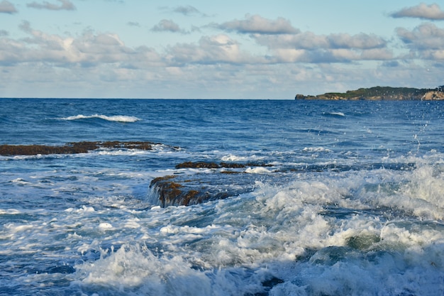 Le onde dell'Oceano Atlantico colpiscono la riva