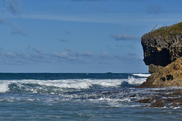 Le onde dell'Oceano Atlantico colpiscono la riva