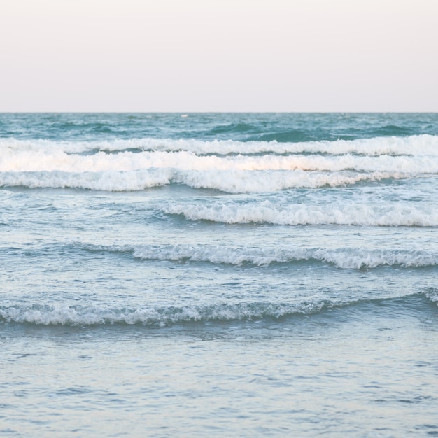 Le onde dell&#39;oceano lambivano la spiaggia