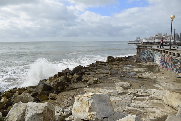 Le onde si infrangono sugli scogli sulla riva Mar del Plata Buenos Aires Argentina