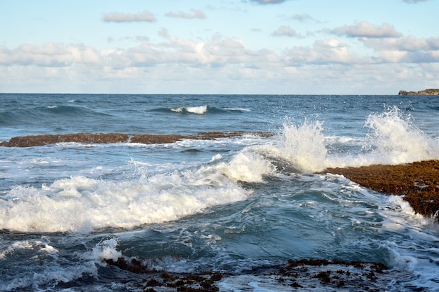 le onde stanno colpendo le rocce. oceano Atlantico