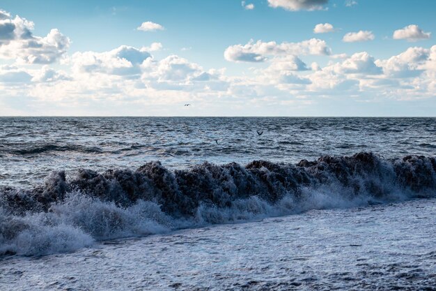 Le onde sul mare in una giornata limpida