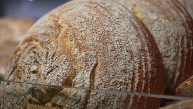 Le pagnotte di pane di segale si trovano sullo scaffale di panetteria in legno Primo piano Shopping presso il negozio di alimentari Vendita di prodotti alimentari