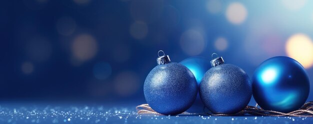 Le palle di Natale blu adornate con elementi decorativi brillano contro uno sfondo lucido che contribuisce all'atmosfera festiva