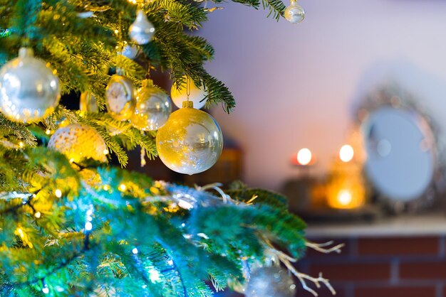 Le palline adornano un albero di Natale con luci scintillanti sullo sfondo