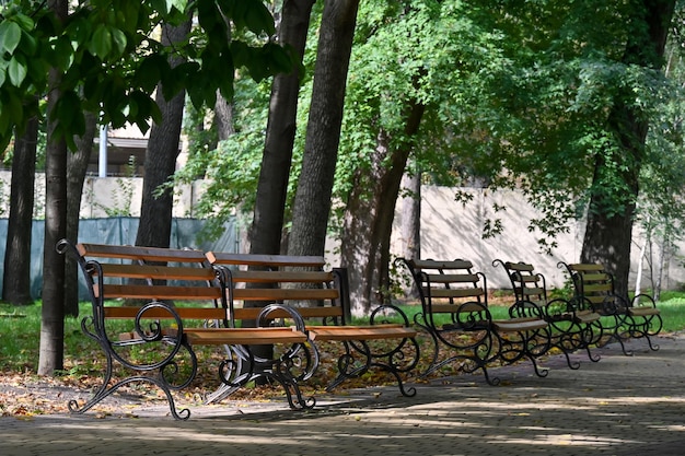 Le panchine nel parco attendono i visitatori