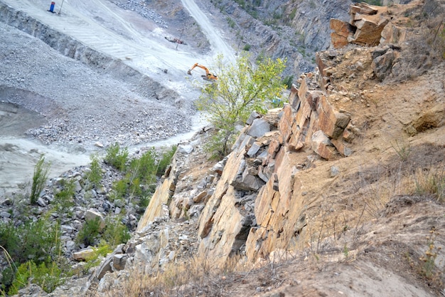 Le pareti della cava di granito