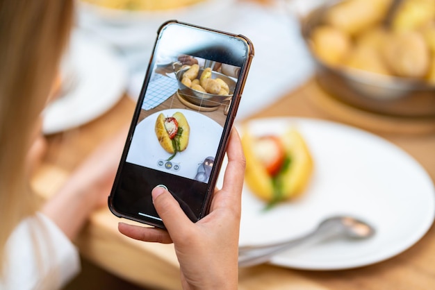Le pasticciere scattano foto a pasticcini appena cotti