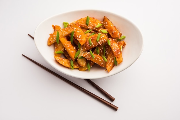 Le patate croccanti al peperoncino e miele sono uno spuntino super avvincente della cucina indiana cinese