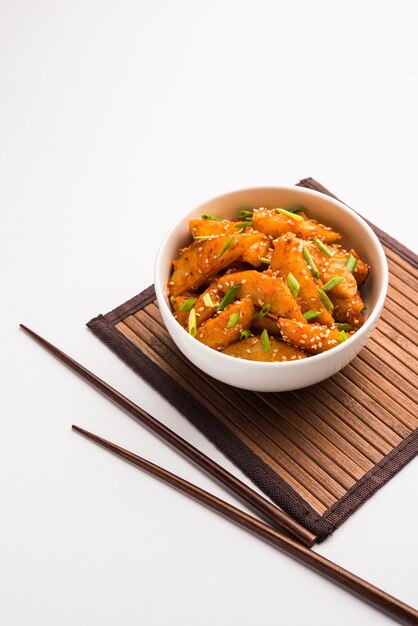 Le patate croccanti al peperoncino e miele sono uno spuntino super avvincente della cucina indiana cinese