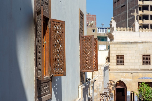 Le persiane delle finestre sulle facciate della famosa chiesa copta pensile (Santa Vergine Maria) al Cairo copto