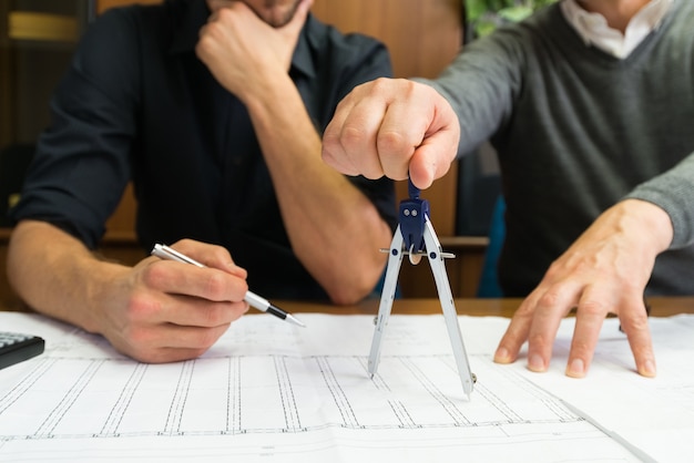 Le persone al lavoro nel loro ufficio