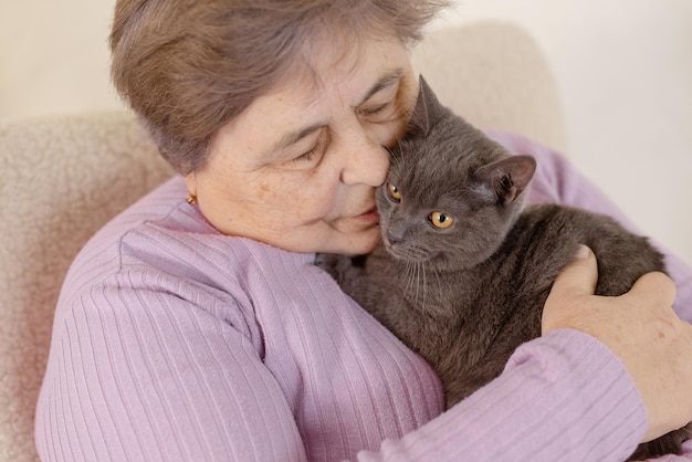 Le persone anziane si prendono cura dei gatti e se li godono a casa
