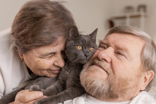 Le persone anziane si prendono cura dei gatti e se li godono a casa