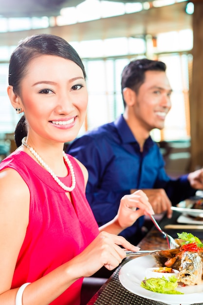 Le persone asiatiche cenano bene nel ristorante