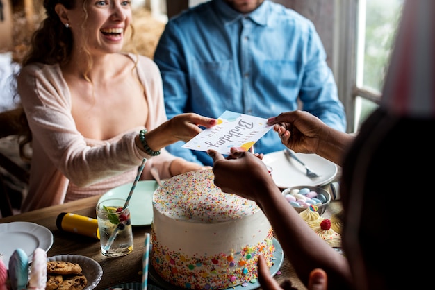 Le persone celebrano la festa di compleanno con torta e carta