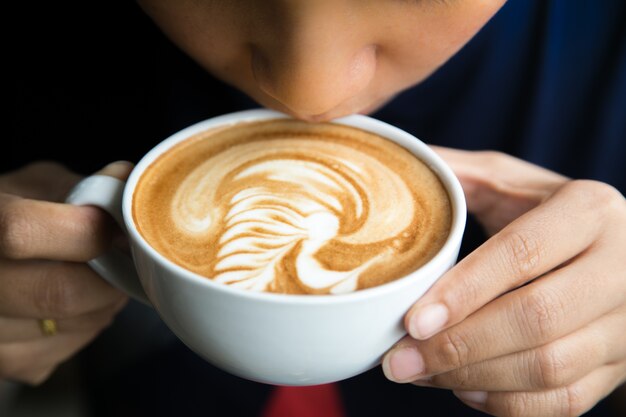 Le persone che bevono caffè caldo, caffè art latte.