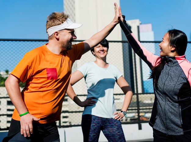 Le persone che esercitano in palestra