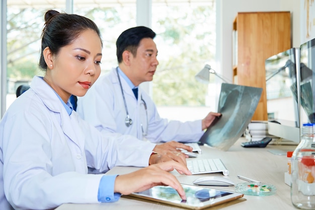 Le persone che lavorano in laboratorio