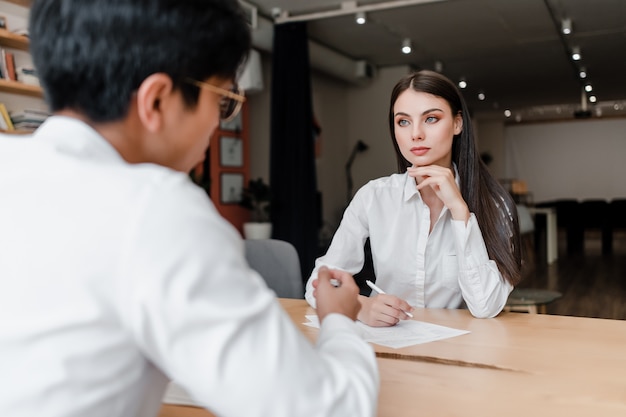 Le persone che lavorano in ufficio durante la riunione