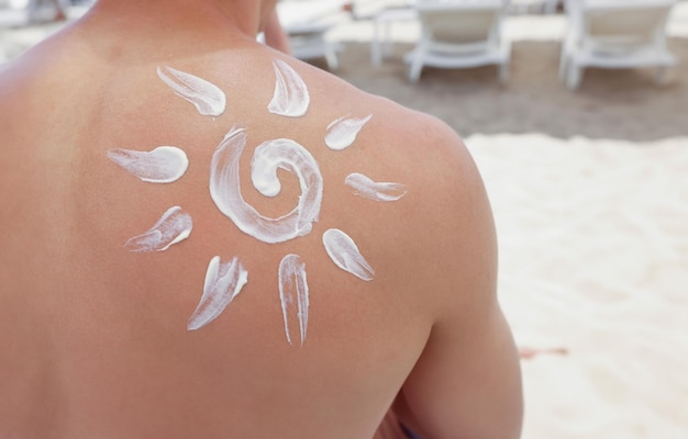 Le persone con la schiena protetta dal sole con l'immagine del sole proteggono la pelle dai danni
