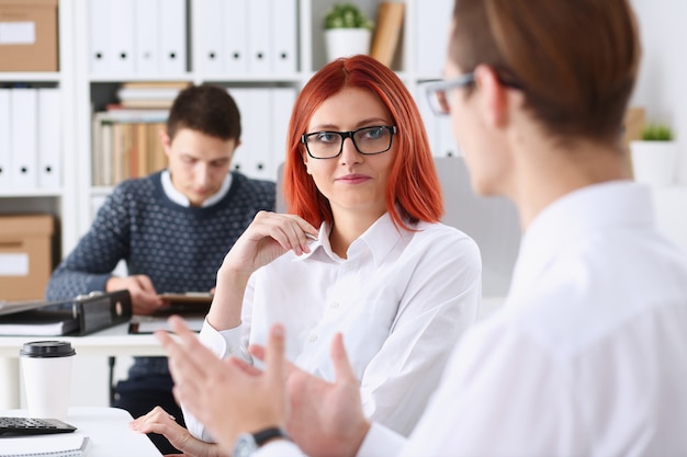 Le persone del gruppo siedono in carica deliberatamente sul problema