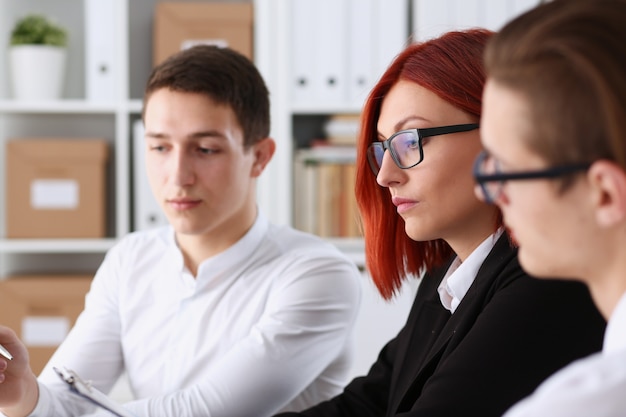 Le persone del gruppo siedono in carica deliberatamente sul problema