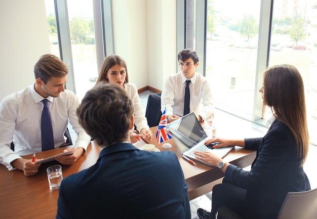 Le persone della diversità parlano della partnership della conferenza internazionale.