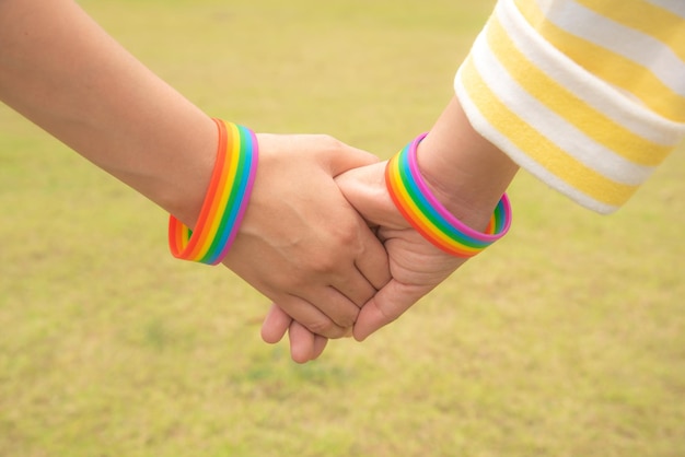 Le persone della diversità si uniscono e indossano il braccialetto Rocket, un simbolo per la comunità LGBT