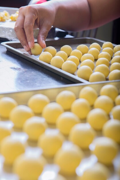 Le persone fanno la pasta di nastar su un vassoio