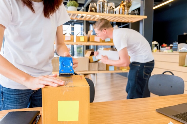 le persone felici controllano l&#39;ufficio di prodotto del prodotto azionario ufficio online in casa, business online