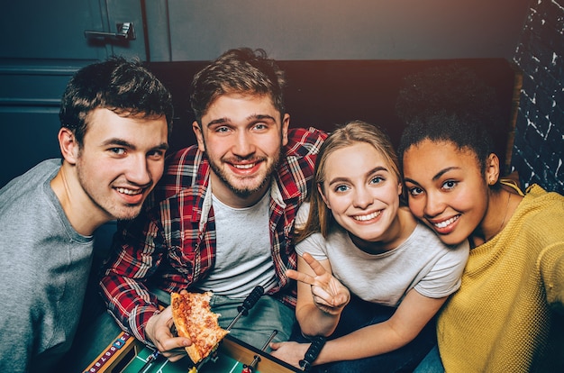 le persone felici stanno insieme tutto il giorno nella sala da gioco