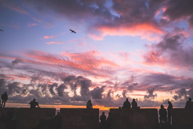 Le persone hanno tempo rilassante con il tramonto.