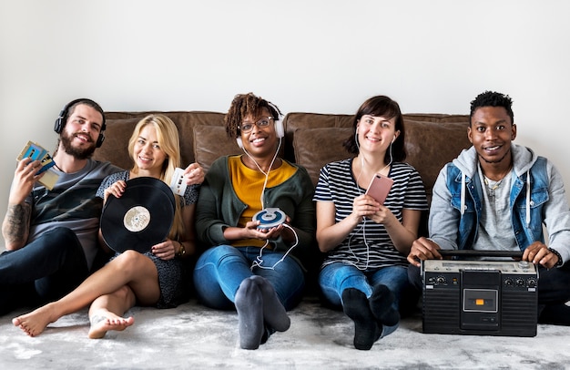 Le persone insieme si godono la musica