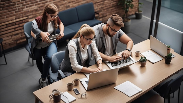 Le persone lavorano in ufficio con i loro colleghi.