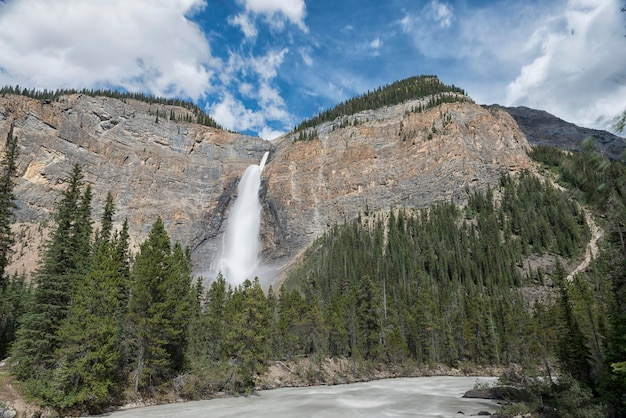 Le persone mentre fotografano Yoho Falls