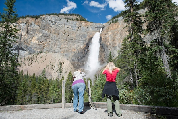 Le persone mentre fotografano Yoho Falls