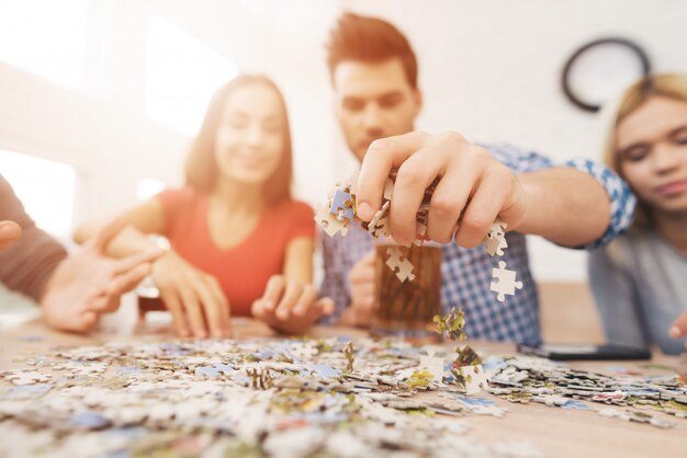 Le persone organizzano puzzle a casa