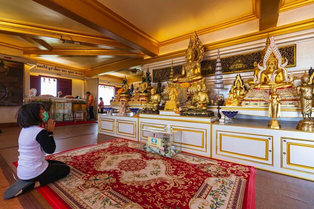 Le persone sconosciute della donna turistica vengono a pregare il festival del monte dorato al tempio di Wat Saket nella città di Bangkok in Thailandia