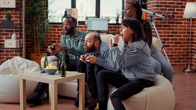 Le persone si sentono tristi per aver perso la concorrenza dei videogiochi, giocando a sfide online sulla console televisiva. Perdere il gioco in una divertente riunione con snack e bottiglie di birra, attività per il tempo libero nel fine settimana.