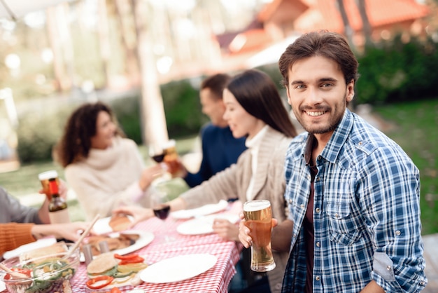 Le persone si sono riunite per un barbecue.