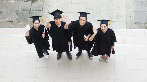 le persone sono felici con gli abiti da sera e il cappello è in linea